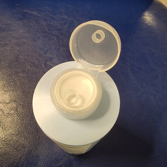 Olaplex No. 4C Bond Maintenance Clarifying Shampoo 8.5 FL OZ - Picture 10 of 13